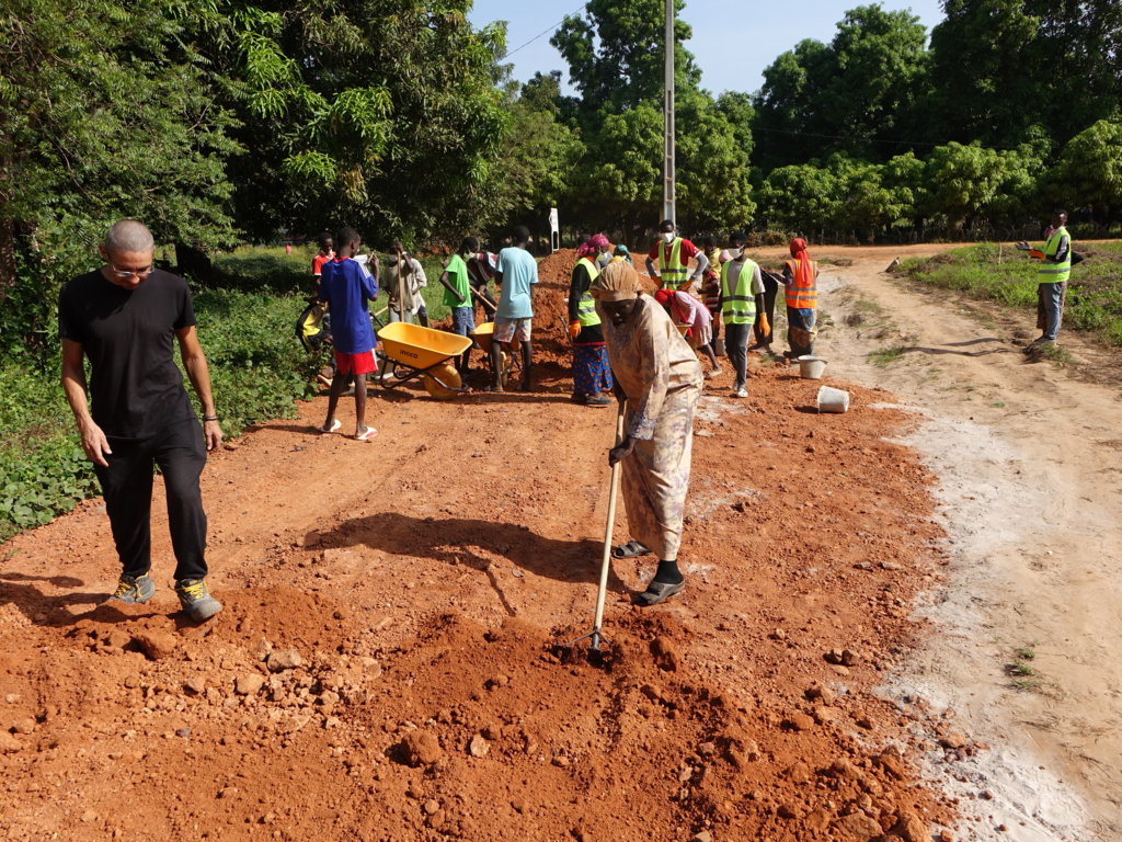 Volontari che costruiscono la strada a Baghere